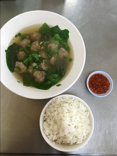 ต้มเลือดหมูจักรวาล - เกาเหลาเลือดหมู ข้าวมันไก่ ข้าวหมูแดง หมูกรอบ ก๋วยจั๊บ เกาเหลาเลือดหมูจักรวาล